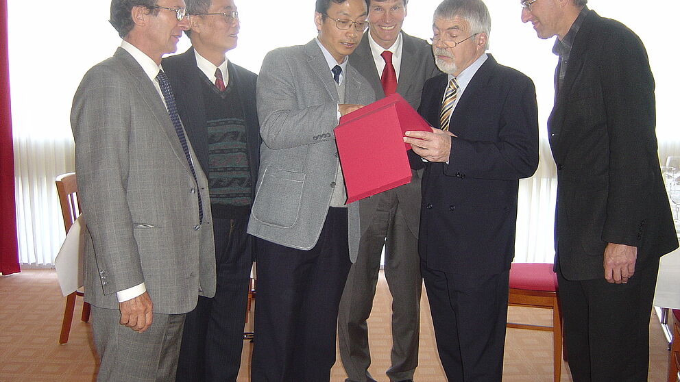 Foto (v.li.): Unterzeichneten einen Kooperationsvertrag zwischen der Universität Paderborn und der Beihang-Universität für Luftfahrt und Raumfahrt in Beijing: Prof. Dr. Horst Grotstollen, Prof. Dr. Li Xingshan, Prof. Dr. Jiao Zongxia, Rektor Prof. Dr. 