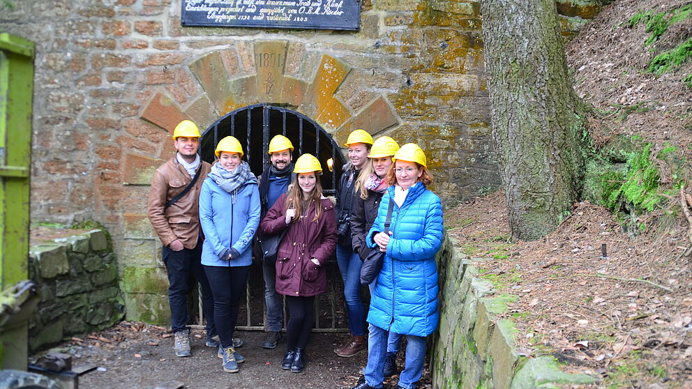 Gruppenfoto (Copyright: Reinhard Eisenhofer): Die Exkursionsgruppe vor dem Roeder-Stollen, Rammelsberg.