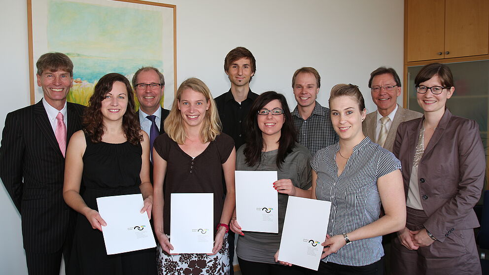 Foto (Vanessa Dreibrodt, Universität Paderborn): Stipendiatinnen, Stipendiaten und Förderer freuen sich über die Auszeichnungen (v. l. n. r.): Hochschulpräsident Prof. Dr. Nikolaus Risch, Stipendiatin Katharina Georgi, Landrat Manfred Müller, Stipend