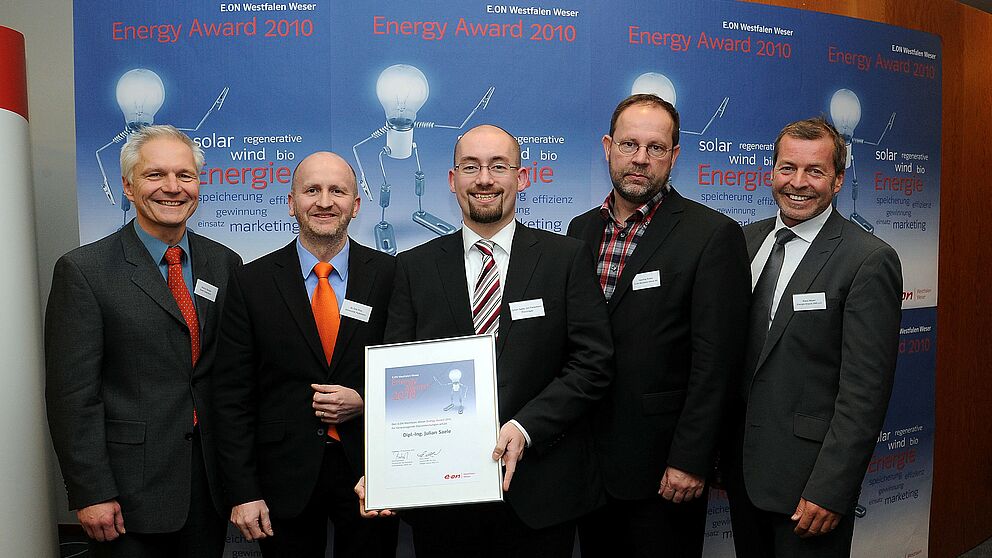 Foto (E.ON Westfalen Weser): E.ON Westfalen Weser Preisverleihung Energy Award 2010: (v.l.) Martin Pantke, stellvertr. Bürgermeister von Paderborn, Dr. Dirk Prior, Universität Paderborn, Julian Saele, Energy Award Gewinner 2010,  Henning Probst, Vorstan