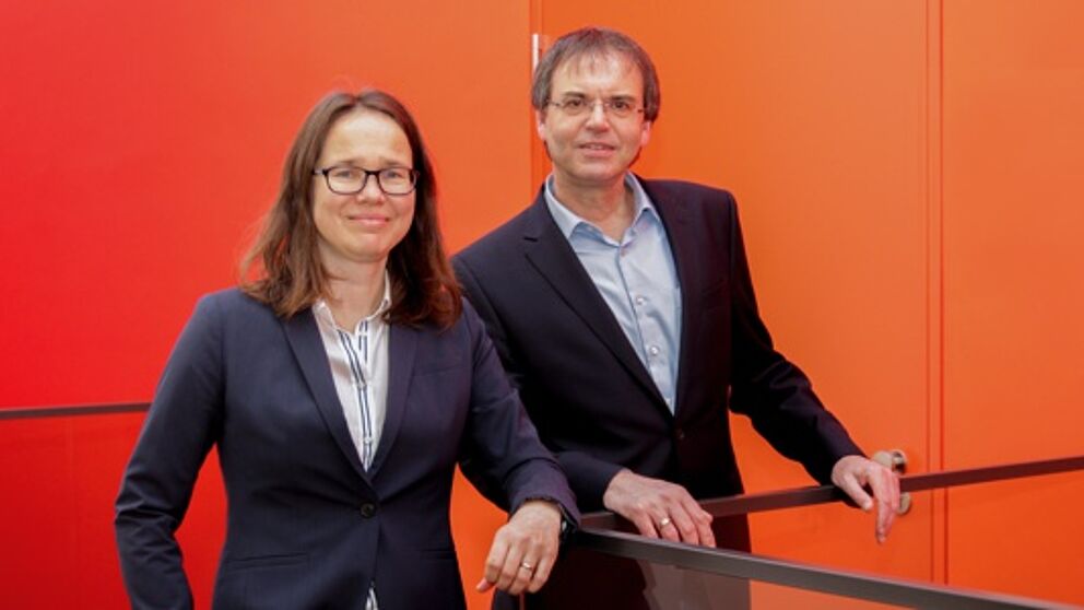 Foto (Universität Paderborn, Jennifer Strube): Dr. Katja Simons und Prof. Dr. Torsten Meier, Vizepräsident für Internationale Beziehungen.