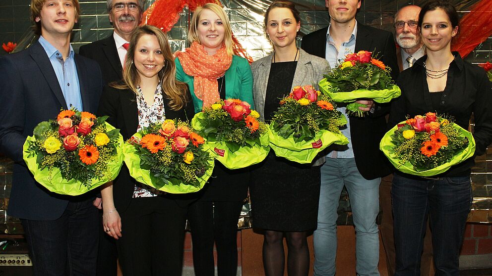 Foto: Ehrende und Geehrte (v. l.): Bernd Nowotzin, Hans Laven, Kristin Henkelmann, Corinna Petermeier, Kathrin Hahne, Rouven Meierjohann, Prof. Dr. Michael Weiß und Katrin Hollendung.
