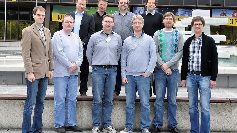 Die Teilnehmer des Projekts ENHANCE. Die beteiligten Personen des Paderborn Center for Parallel Computing (PC²) sind: Prof. Dr.-Ing. André Brinkmann (vorne 3.v.r.), Dr. Christian Plessl (hinten 1.v.r.) und Tobias Beisel (vorne 2.v.r.).