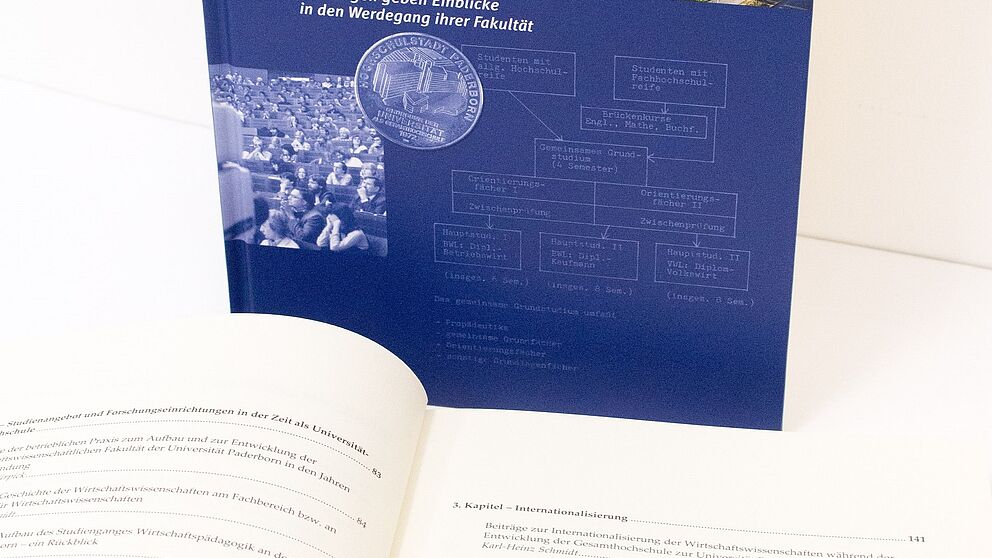 Foto (Universität Paderborn): Neuerscheinung: „Die Fakultät für Wirtschaftswissenschaften an der Universität Paderborn – Zeitzeugen geben Einblick in den Werdegang ihrer Fakultät“.