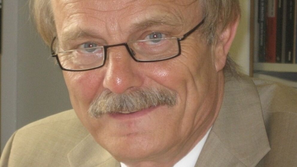 Foto (privat): Prof. Dr.-Ing. Manfred Nagl wird mit der Ehrendoktorwürde der Fakultät für Elektrotechnik, Informatik und Mathematik der Universität Paderborn ausgezeichnet.