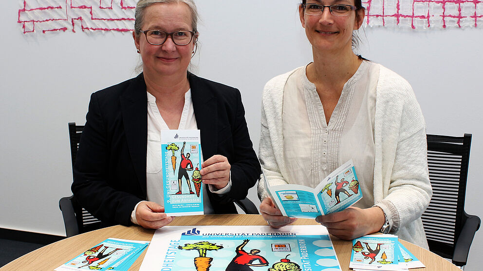 Foto (Universität Paderborn, Heiko Appelbaum): Simone Probst (l.) und Sandra Bischof laden zu den Uni-Gesundheitstagen 2017 ein.