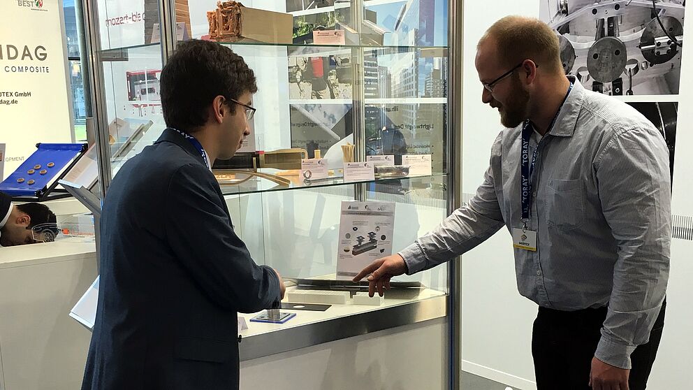 Foto (ILH): Präsentation und Diskussion der Hybrid-Demonstratoren.