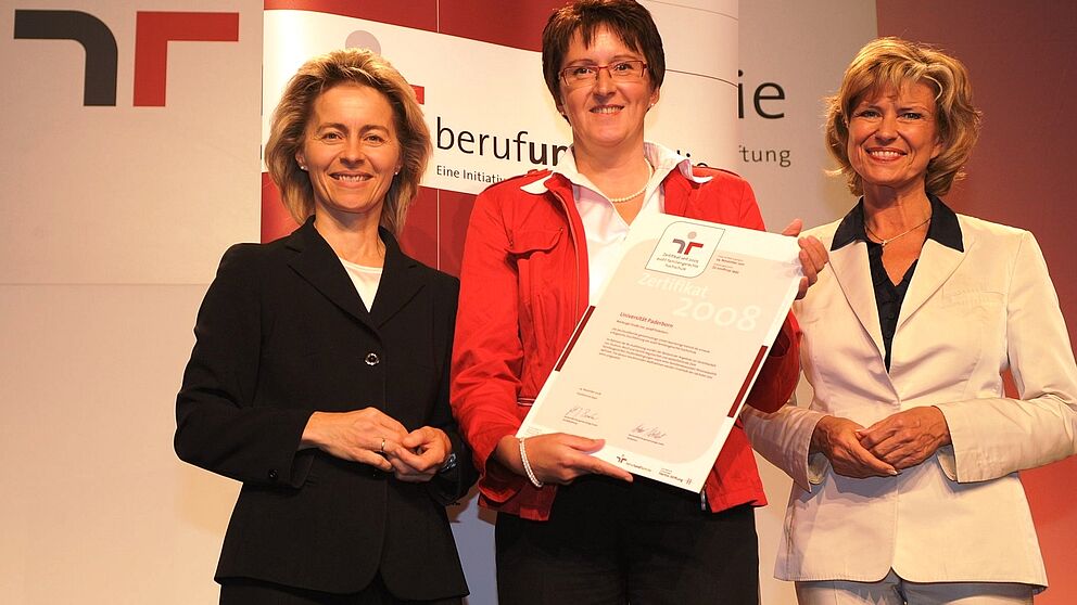 Foto: Zum zweiten Mal wurde das Zertifikat „audit familiengerechte hochschule der berufundfamilie gGmbH“ an die Universität Paderborn verliehen. Links Ursula von der Leyen, Bundesministerin für Familie, Senioren, Frauen und Jugend, Dagmar Wöhrl (re