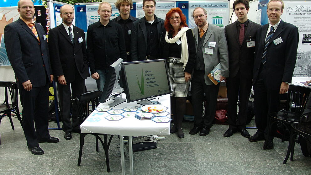 Foto (v. l.): Bei der Präsentation ihres MEDIDA-PRIX-Projektes in Hamburg: Daniel Büse, Harald Selke, Dr. Thomas Bopp, Robert Hinn, Dominik Niehaus, Maria Keil, Prof. Dr. Reinhard Keil, Patrick Erren und Birger Kühnel