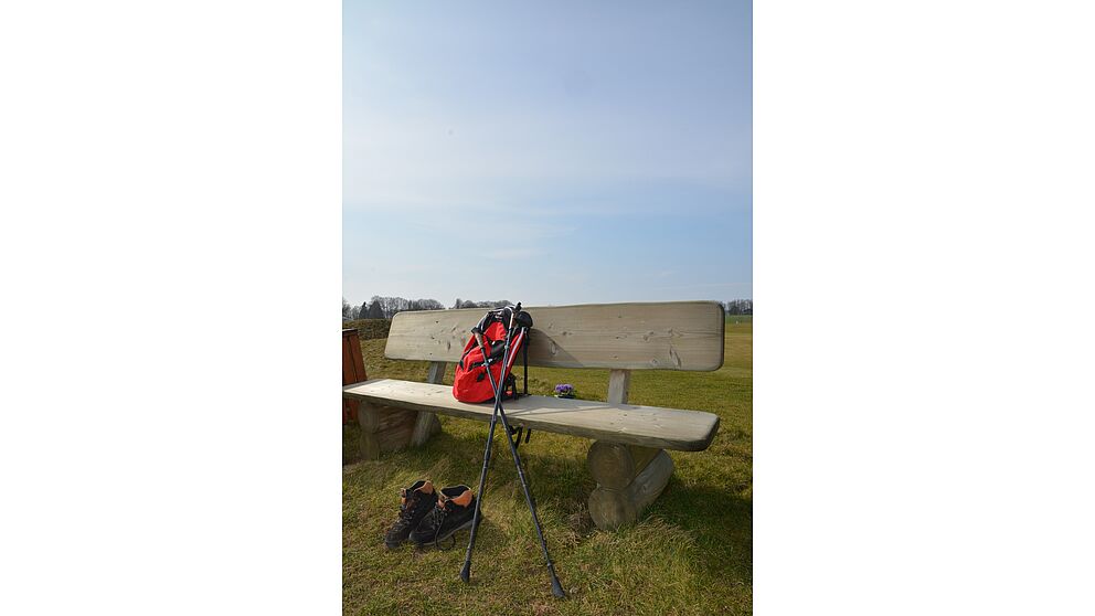 Foto (Haxterpark und Sportmedizinisches Institut, Universität Paderborn): Gute Schuhe, Proviant und ein Paar Stöcke: Wandern lässt sich mit wenig Aufwand vielseitig gestalten.