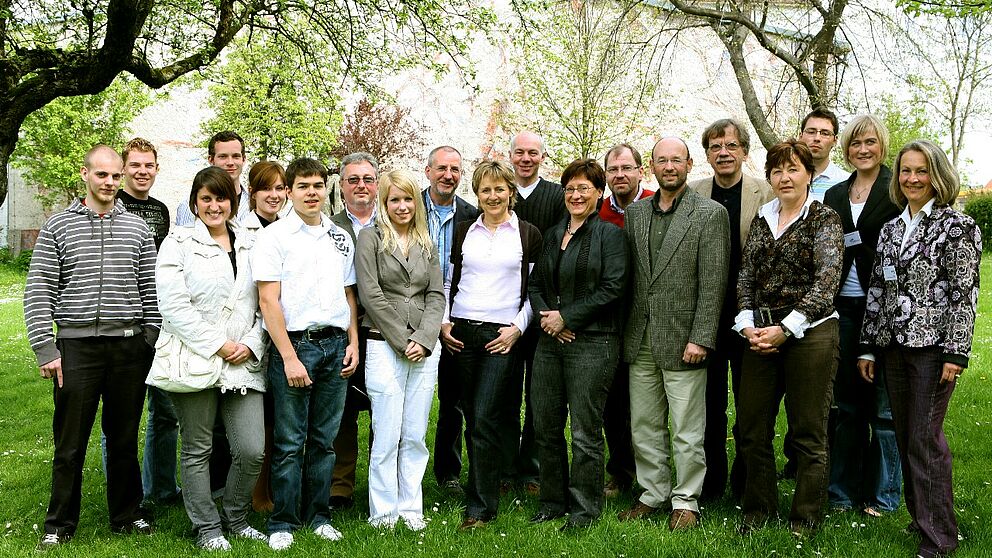 Foto (Fakultät für Wirtschaftswissenschaften): Organisiert von jungen Studierenden der Fakultät für Wirtschaftswissenschaften ließen ehemalige Absolventen der Universität Paderborn Erinnerungen an alte Zeiten wieder aufleben.