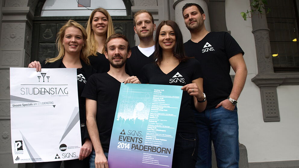 Foto (Universität Paderborn, Bianca Oldekamp): Im Rahmen ihres Projektmoduls gestalteten sie eine Veranstaltungsreihe, die die studentische Kultur Paderborns fördern soll (v. l.): Ricarda Huyeng, Lena Lücken, Christian Schmidt, Sven Wichmann, Isabell R