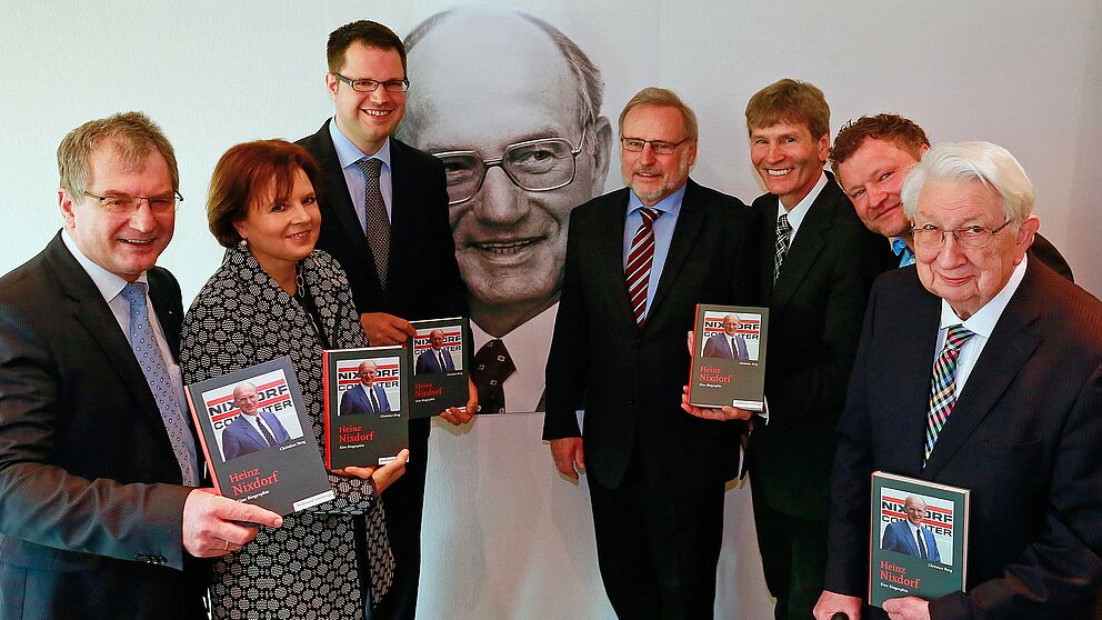 Foto (HNF, Jan Braun): (v. l.) Dr. Kurt Beiersdörfer, Geschäftsführer Heinz Nixdorf MuseumsForum, Christiane Voßhans-Schöningh, Geschäftsführerin Verlag Ferdinand Schöningh, Dr. Christian Berg, Autor des Buches „Heinz Nixdorf – Eine Biographie