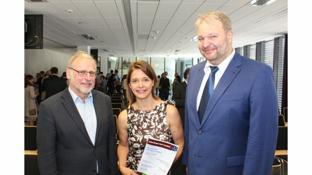 Foto (Universität Paderborn, Johannes Pauly): (v. l.) Prof. Dr. Volker Peckhaus, Dekan der Fakultät für Kulturwissenschaften, Dr. Sigrid Behrent und Dr. Gunter Lorenz, Geschäftsführer des Sprachenzentrums der FAU Erlangen-Nürnberg.