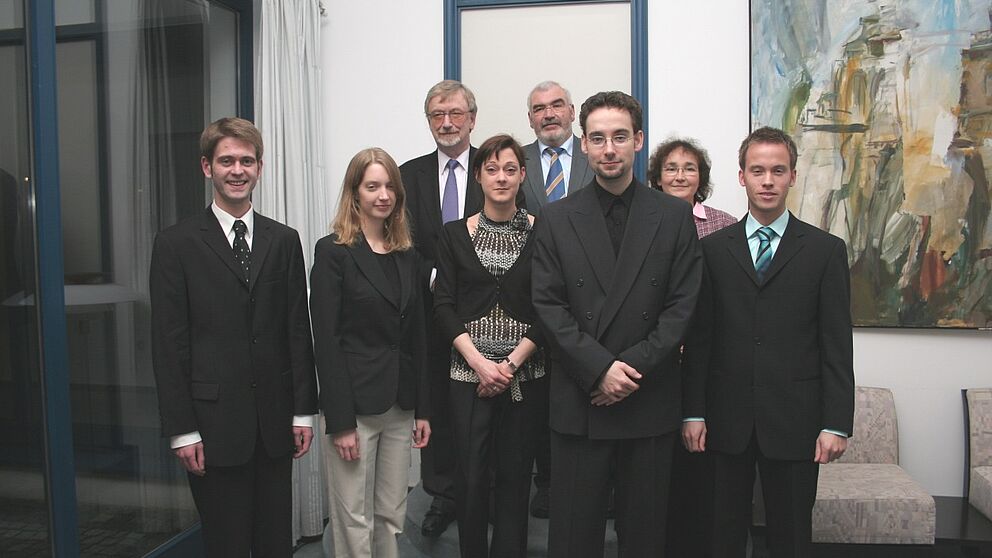 Foto (Heiko Appelbaum) v. li.: Henrik Fockel, M. A., M. Martin, B. A., Prof. em. Dr. Dr. h. c. mult. Peter Freese, Tina Ohrbach, M. A., Hubert Tietz, M.A., Markus Wierschem, B. A., Andrea Roensch und Sebastian Reddeker, M. A. Bei der Ehrung fehlte, be